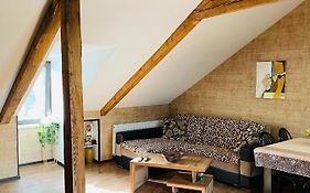 Beautiful Apartment On Atoneli